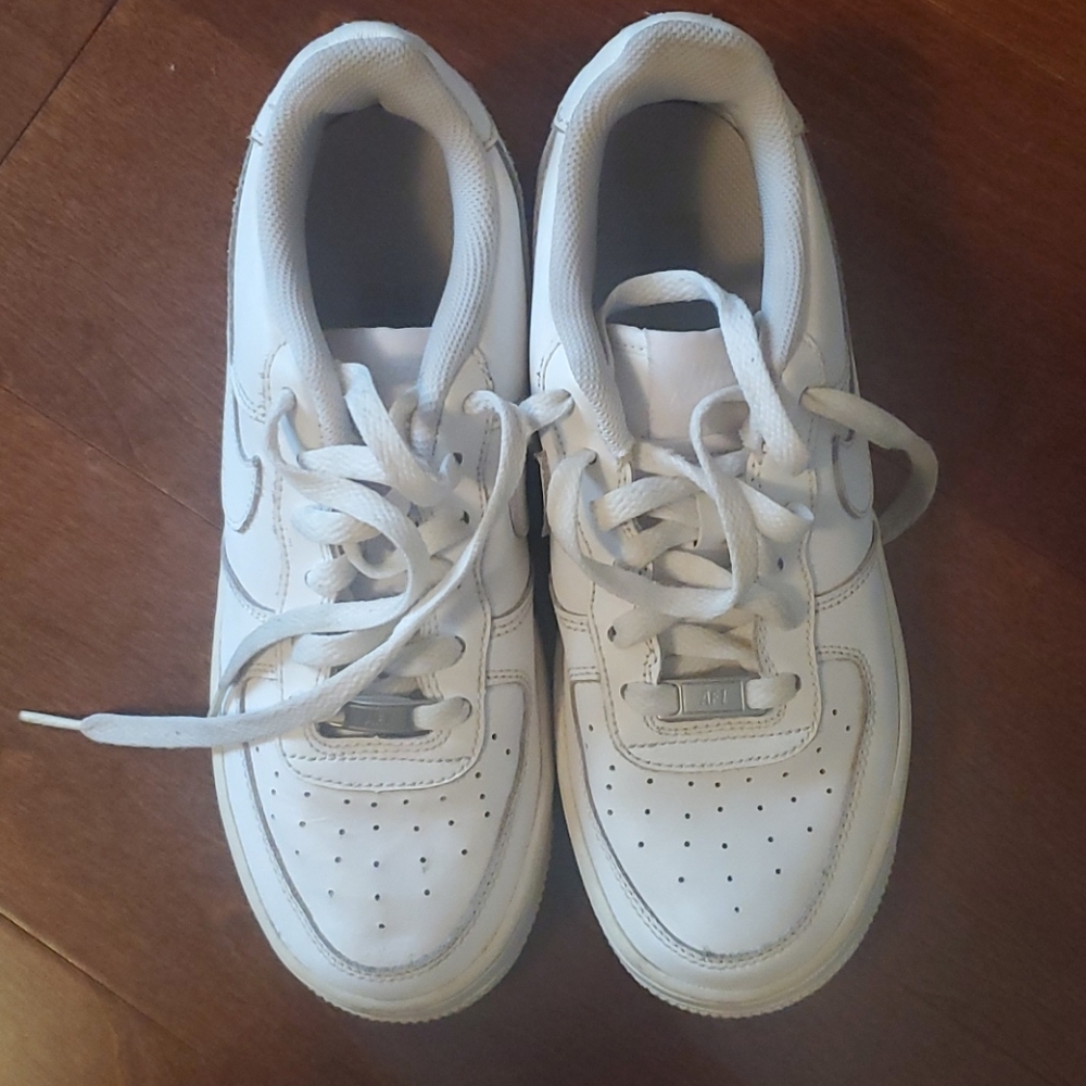 Nike sneakers size 6